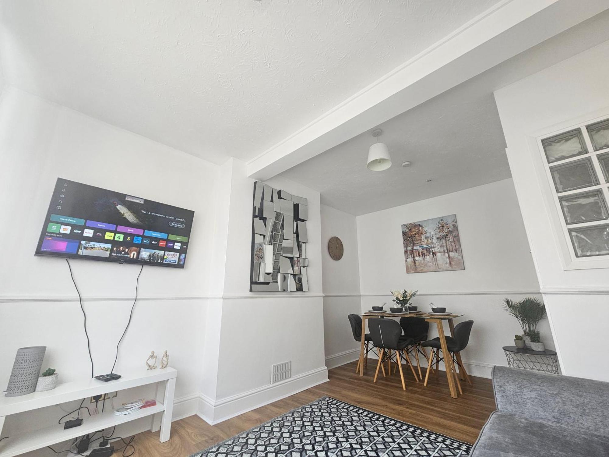 St Albans City Stays - Near Luton Airport - St Albans Abbey & City Train Station - Close To London- Harry Potter World - The Odyssey Cinema - Abbey Cathedral- Contractors I Business I Leisure- Sleeps Upto 6 People Εξωτερικό φωτογραφία